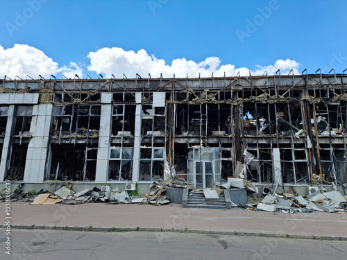 Foto The building after the fire. The office building burned down