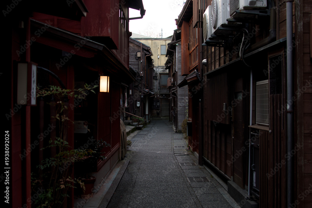 Fototapeta premium Narrow alleyway in historical Japanese district at dusk