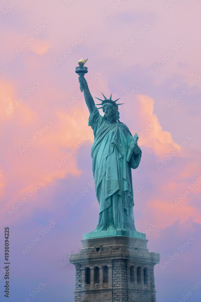 Fototapeta premium statue of liberty at sunset