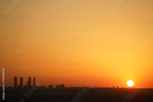 Puesta de Sol al atardecer con la silueta de los edificios en la ciudad de Madrid