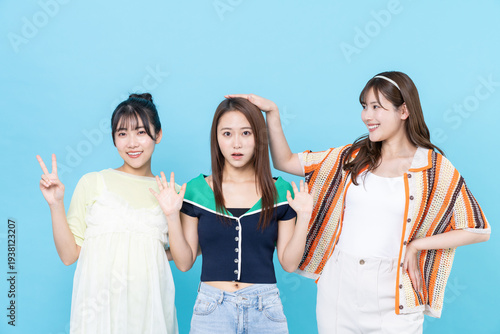 仲良しの若い女の子