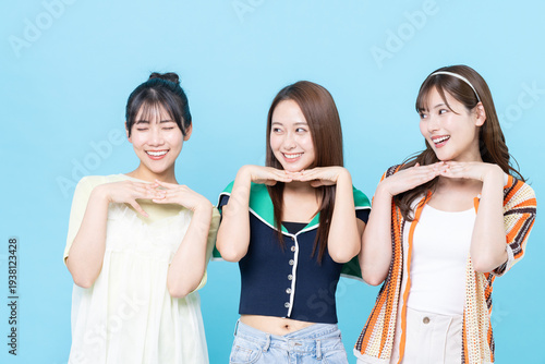 仲良しの若い女性