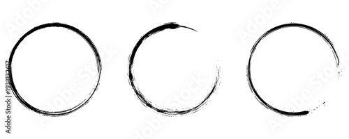 A set of circular frames made in the style of brush strokes. Black grunge elements with varying degrees of circle completion and textured edges.