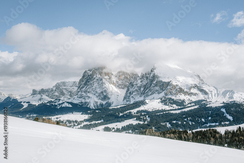 Blick von der Seiser Alm auf das Langkofelmassiv im Winter mit Skipisten und Langlaufloipen