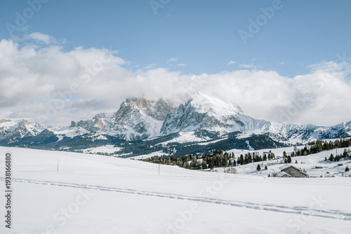 Blick von der Seiser Alm auf das Langkofelmassiv im Winter mit Skipisten und Langlaufloipen