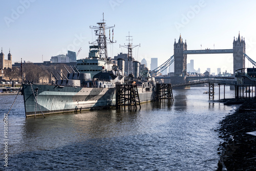 Tableau sur toile View east along the River Thames, with the HMS Belfast and Tower Bridge, London