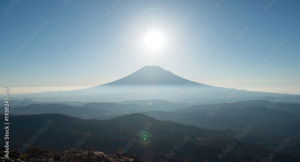 Fototapeta premium Clear horizon featuring a large mountain with sunny backdrop