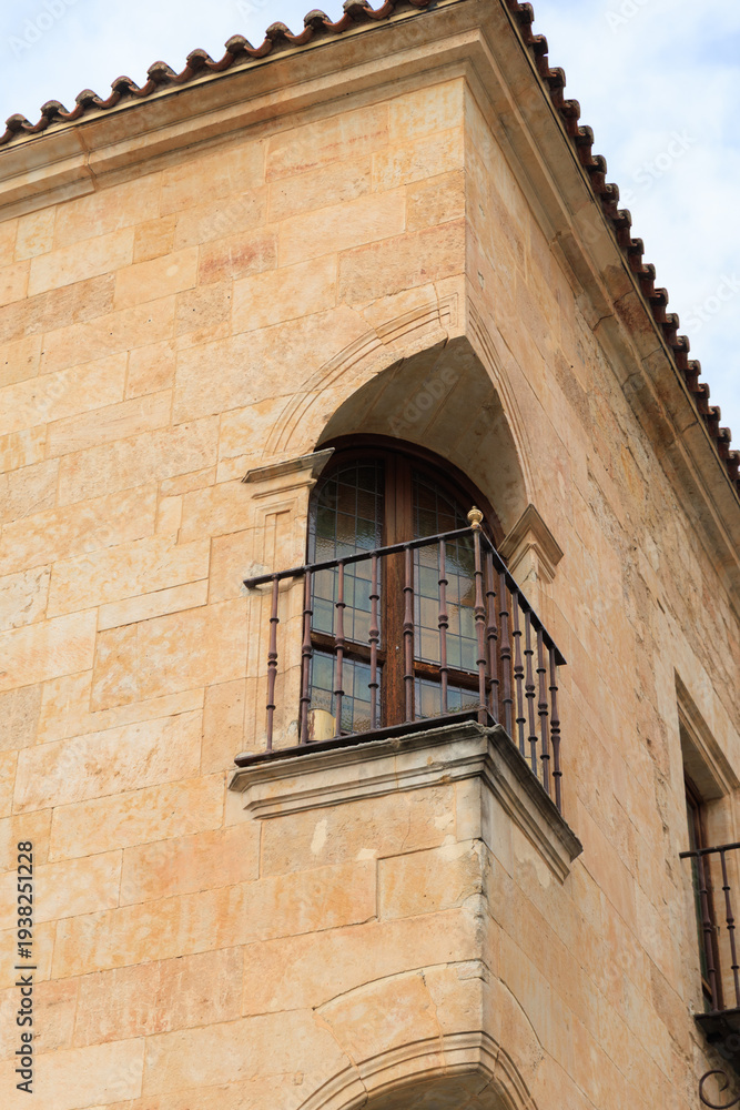 Obraz premium Isabelline Gothic corner balcony of the Casa de las Conchas in Salamanca, Spain