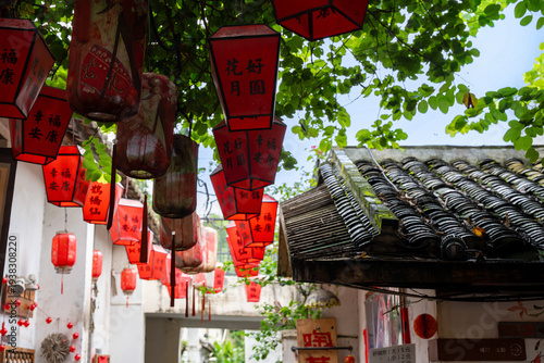 China Lampe Papier Gelb/Gold : steht für Reichtum, Wohlstand und eine „goldene“ Zukunft.  Die schwarzen Schriftzeichen sind meist Segens- und Wunschformeln Glück, Gesundheit, Sicherheit, la