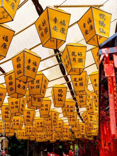 China Lampe Papier Gelb/Gold : steht für Reichtum, Wohlstand und eine „goldene“ Zukunft.  Die schwarzen Schriftzeichen sind meist Segens- und Wunschformeln Glück, Gesundheit, Sicherheit, la