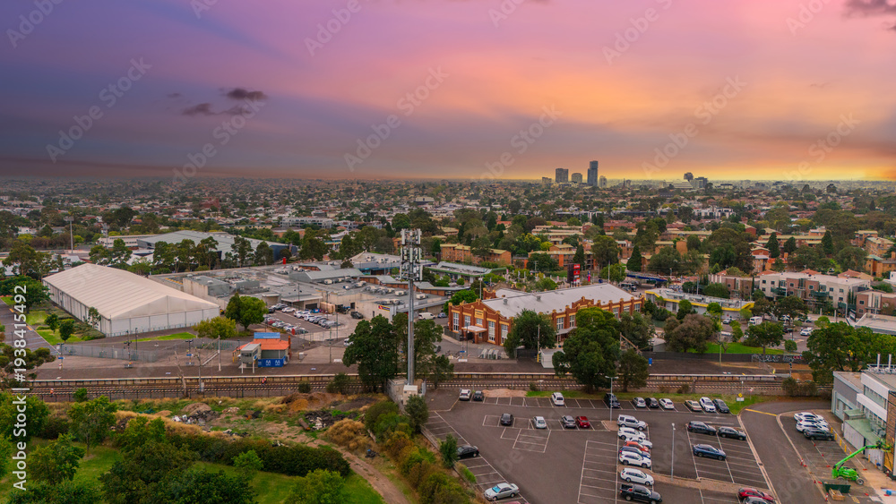 Obraz premium Panoramic Aerial Drone view of Inner Suburbs of Melbourne housing, roof tops, the streets and the parks, the roads and trees of Ascot Vale Moonee Ponds Brunswick Essendon and Maribyrnong in VIC Victor