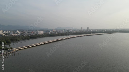 Wallpaper Mural 촌부리 해안을 가로지르는 촌마크위티 해안 도로의 웅장한 곡선과 푸른 바다 전경
 Torontodigital.ca