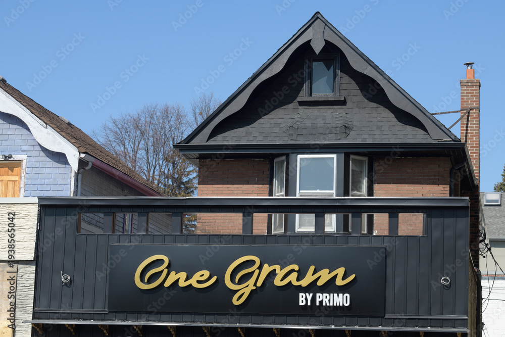 Naklejka premium old house with sign of One Gram Coffee Bar at 466 Danforth Av, Toronto