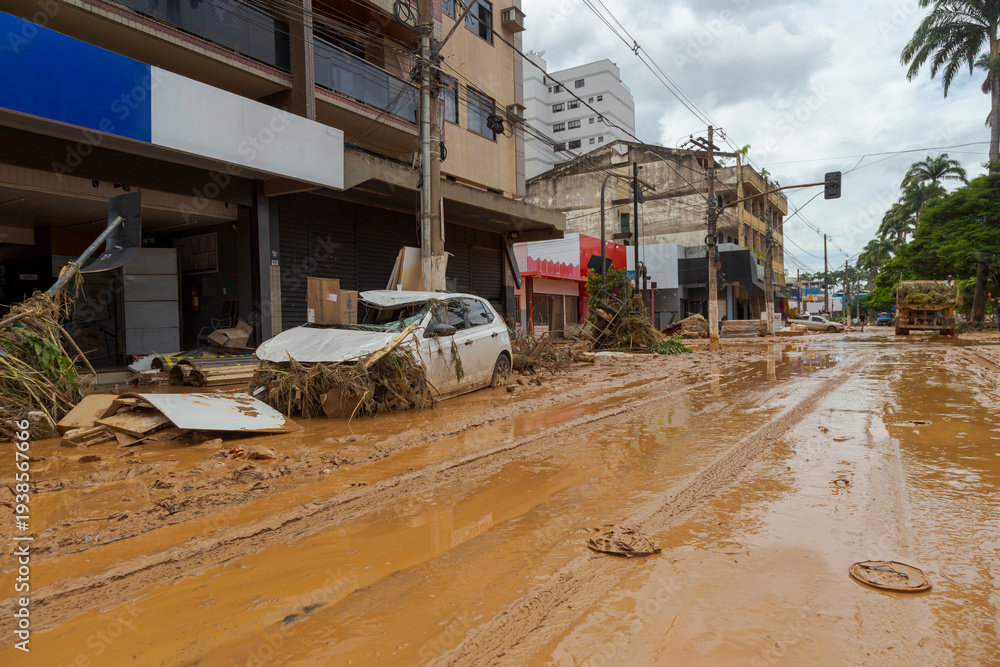 Fototapeta premium Carros danificados na Avenida Beira Rio, na cidade de Ubá, estado de Minas Gerais, Brasil, por causa de cheia do Rio Ubá, causado por fortes chuvas