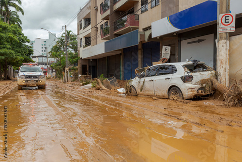 Carros danificados na Avenida Beira Rio, na cidade de Ubá, estado de Minas Gerais, Brasil, por causa de cheia do Rio Ubá, causado por fortes chuvas