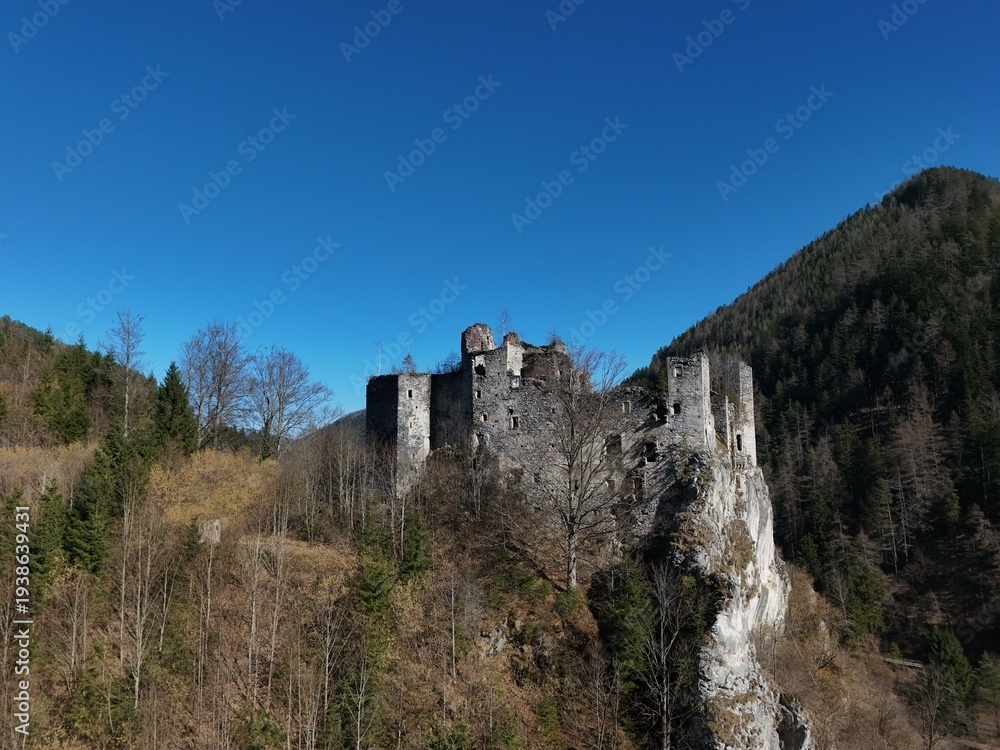 Fototapeta premium Alte Mauern in der Landschaft, Burgruine Schachenstein, Thörl, Steiermark