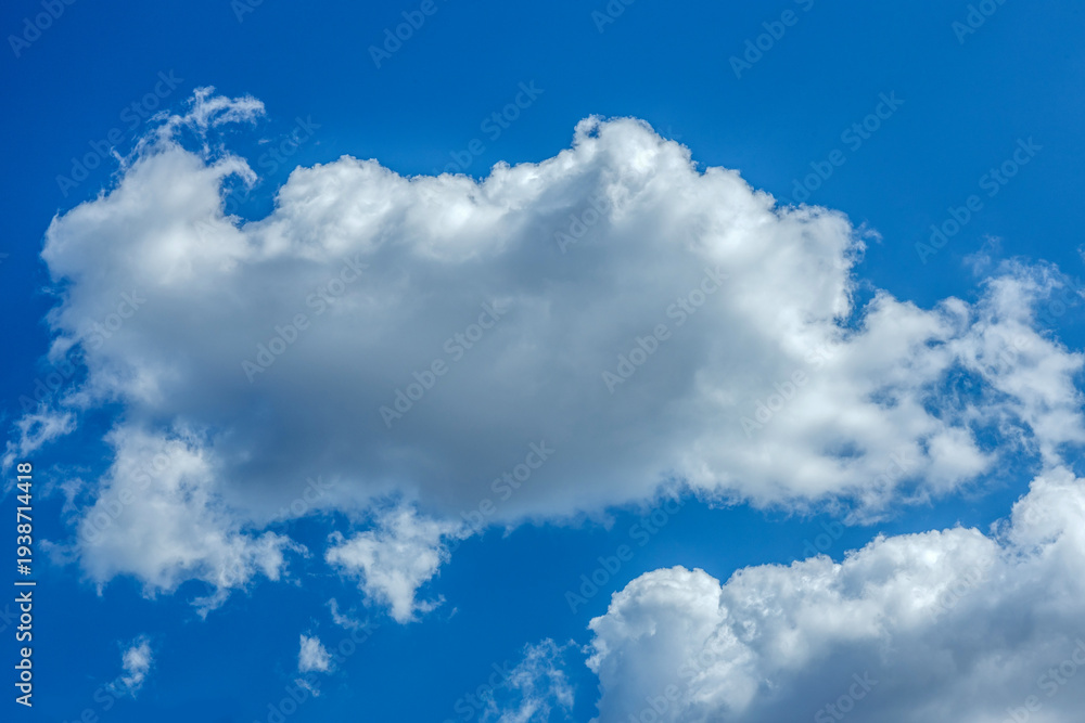 Obraz premium Blue sky with white clouds