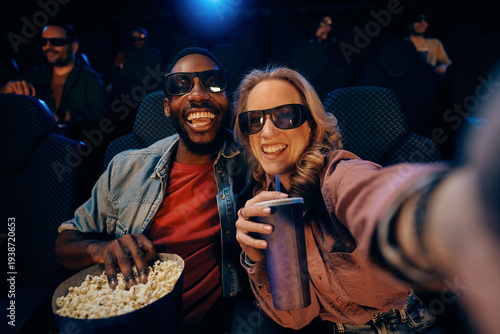 Quadro su tela Happy couple taking selfie while watching 3D movie in cinema.