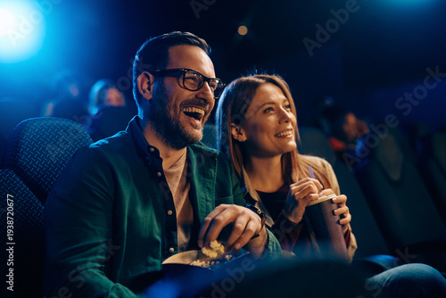 Foto Happy couple enjoying in film screening at cinema.