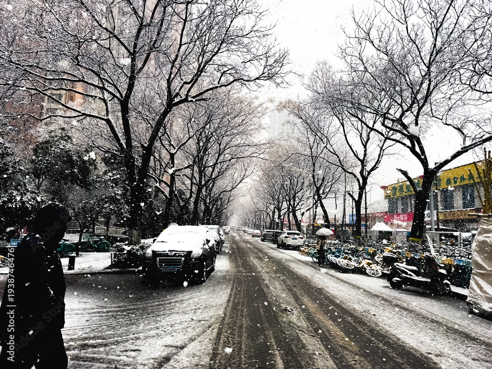 Obraz premium Heavy snowfall in a modern urban residential area