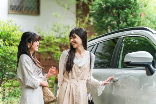 Quadro em tela A woman who arrived by car at a pension, cottage, or rental villa on a trip