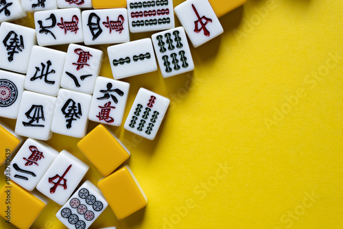 黄色背景に並ぶマージャン牌