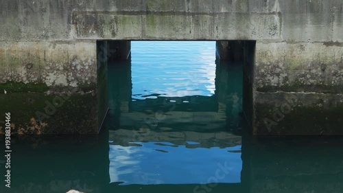 Water is flowing under the bridge.다리 아래로 물이 흐르고있습니다.