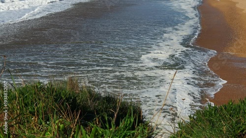 Strong waves crash onto the beach.거센 파도가 해변으로 밀려옵니다.