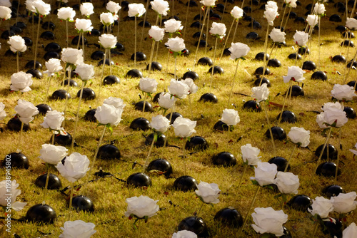 羅列模様の茂みに咲く人工的な怪しげな白い花