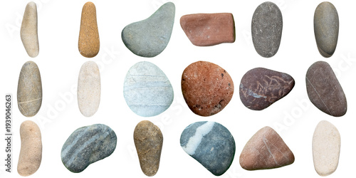Foto A beautiful collection of elongated, smooth, natural beach pebbles in earthy tones and various textures, isolated
