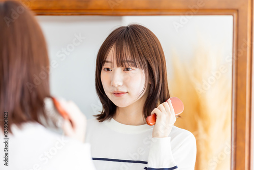 女性　ヘアケア　ブラッシング