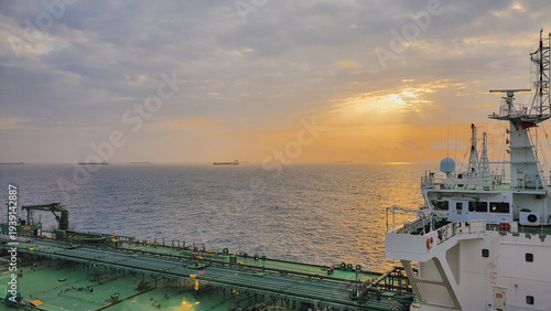 Quadro su tela Expansive sunset panorama from large oil tanker deck sailing through calm open s