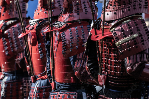 朱色の鎧を着た人物