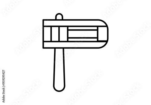 Matraca de madera tradicional con mango y engranaje en dibujo lineal negro