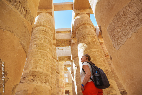 Cuadro en lienzo Egypt - karnak hypostyle hall columns in the temple at luxor thebes and happy tourist girl on vacation