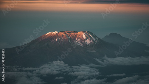 Foto Aerial view of Mount Kilimanjaro summit rising above clouds at dawn