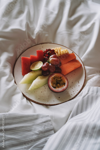 Cuadro en lienzo Healthy Breakfast in a Tropical Holiday Setting