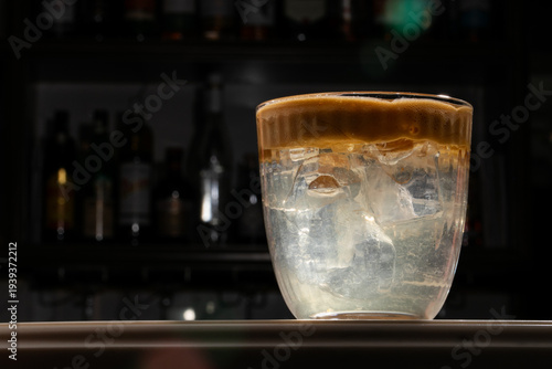 Foto Chilled espresso cascades over icy cubes as whispers of Hygge and International