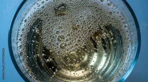Fényképezés Close-up macro of a flute glass filled with sparkling water or champagne with rising bubbles