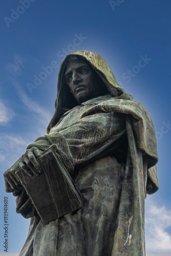 Foto The statue of the philosopher Giordano Bruno in the square of Campo de Fiori in