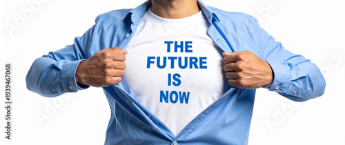 The Future is now - Ein Mann öffnet sein Hemd und zeigt sein TShirt