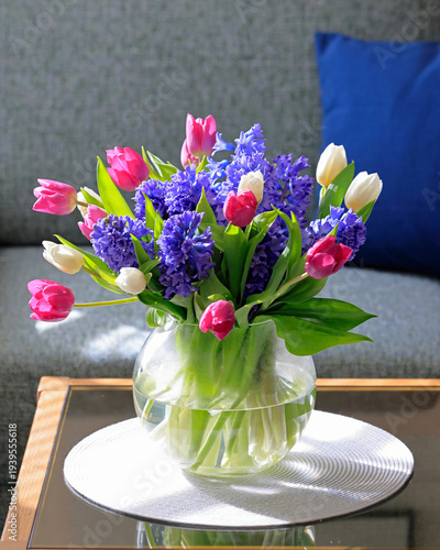 Frühlingsblumen im Wohnzimmer
