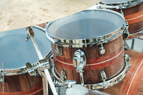 Photography Several drums with wooden bodies and silver rims