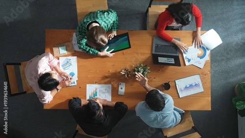 Tableau sur toile Time lapse of diverse business people working together to analyze chart