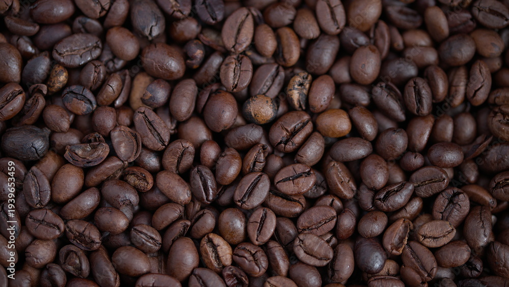 Obraz premium Coffee beans closeup, Roasted beans with shiny surface, Detailed macro shot of aromatic coffee beans, Closeup image showing glossy roasted coffee beans texture and aroma