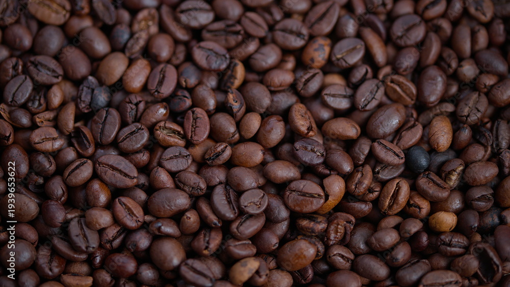 Obraz premium Closeup of roasted beans, Detailed view of shiny roasted coffee beans, Macro perspective emphasizing rich brown tones and glossy surface of coffee beans for marketing