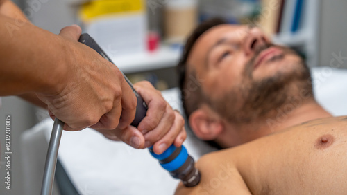 Wallpaper Mural Physical therapy for shoulder with shock waves Torontodigital.ca