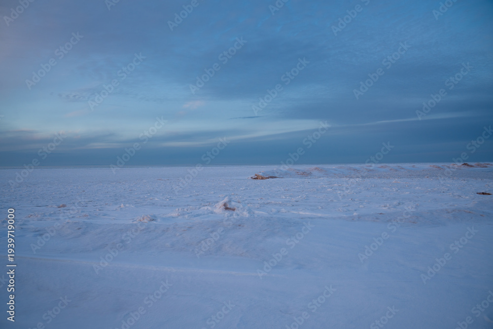 Obraz premium Winter sunset over Lake Superior completly frozen covered in snow 