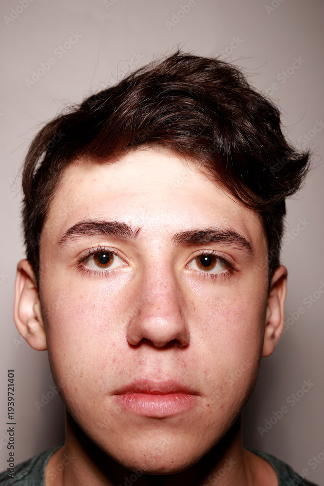 Obraz premium Young man portrait looking directly at camera