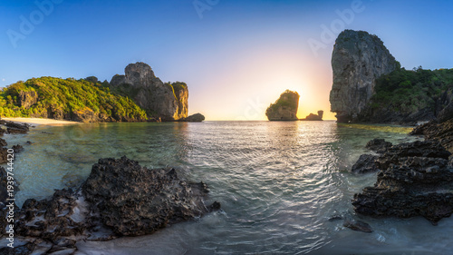 Foto sunset at tropical beach nui beach on ko phi phi in the andaman sea in thailand